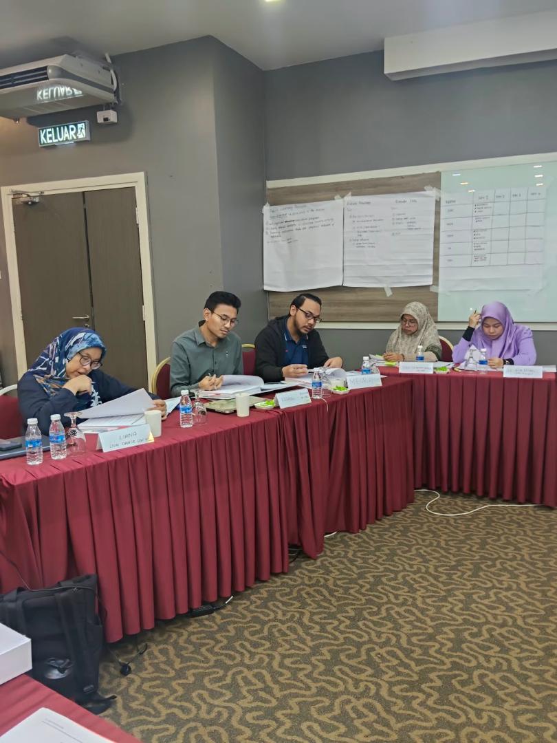 Peserta berbincang dan melengkapkan tugasan program