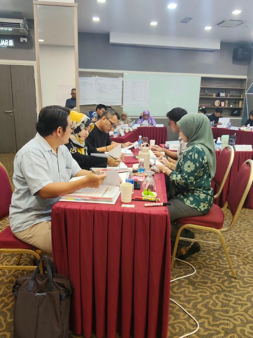 Peserta menjalankan aktiviti pembelajaran dalam kumpulan